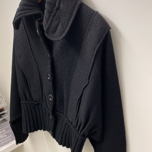 One girl who wool black sweater - Picture 3 of 14